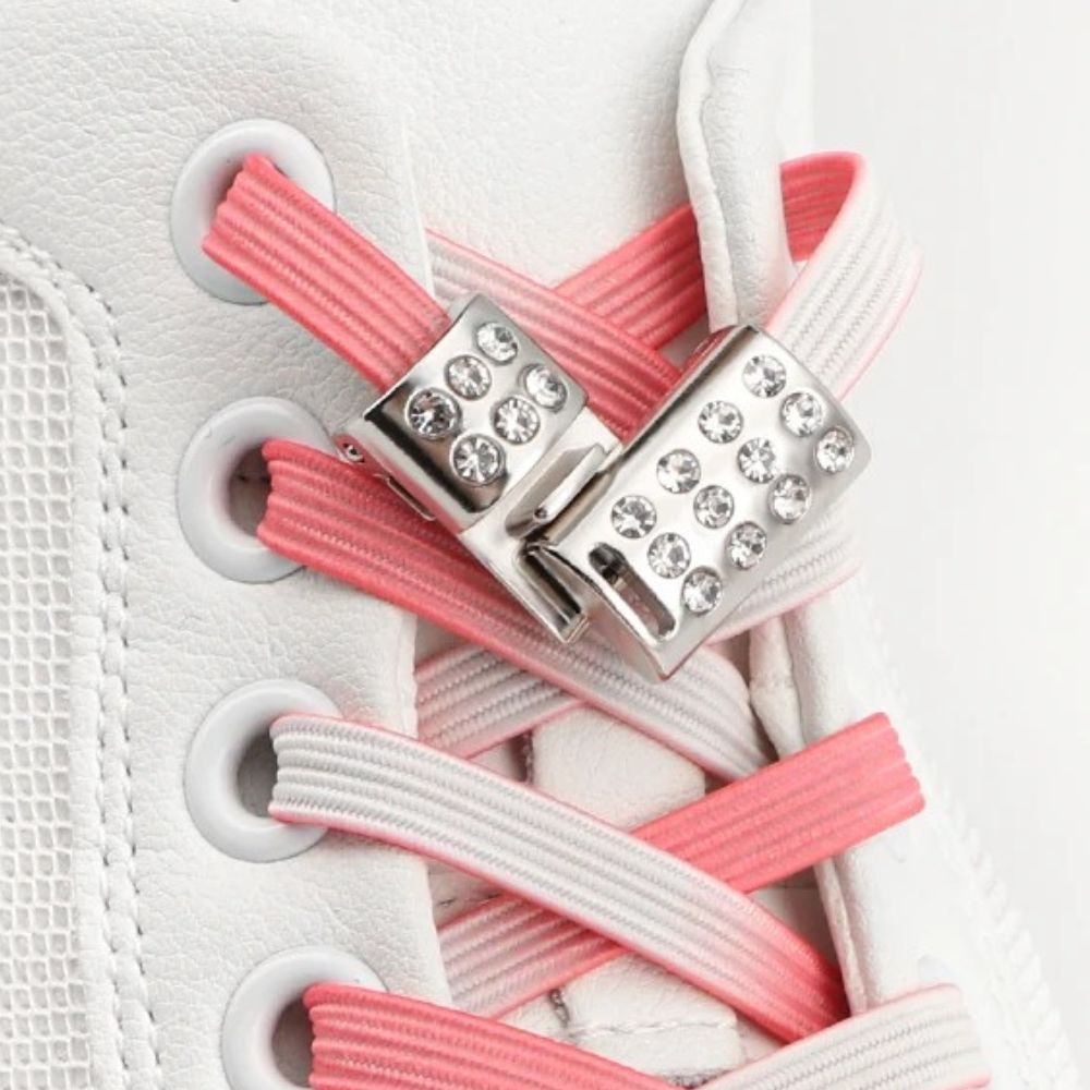 Close-up van rhinestone magneetsluiting op roze kleurovergang elastische veters voor gemakkelijke en elegante schoenen