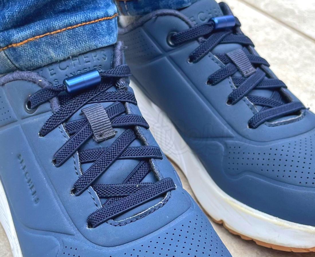 blauwe elastische veters op skechers kinderen schoenen