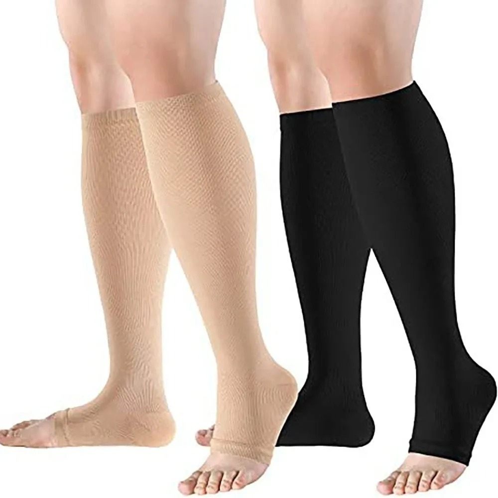 Hoge compressiekousen in beige en zwart, ideaal voor ondersteuning en comfort