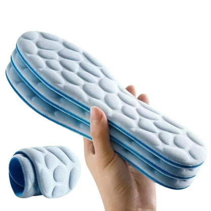 Massage Memory Foam Inlegzolen voor Sport en Comfort drie stuks opgestapeld in een hand en een zool opgerold