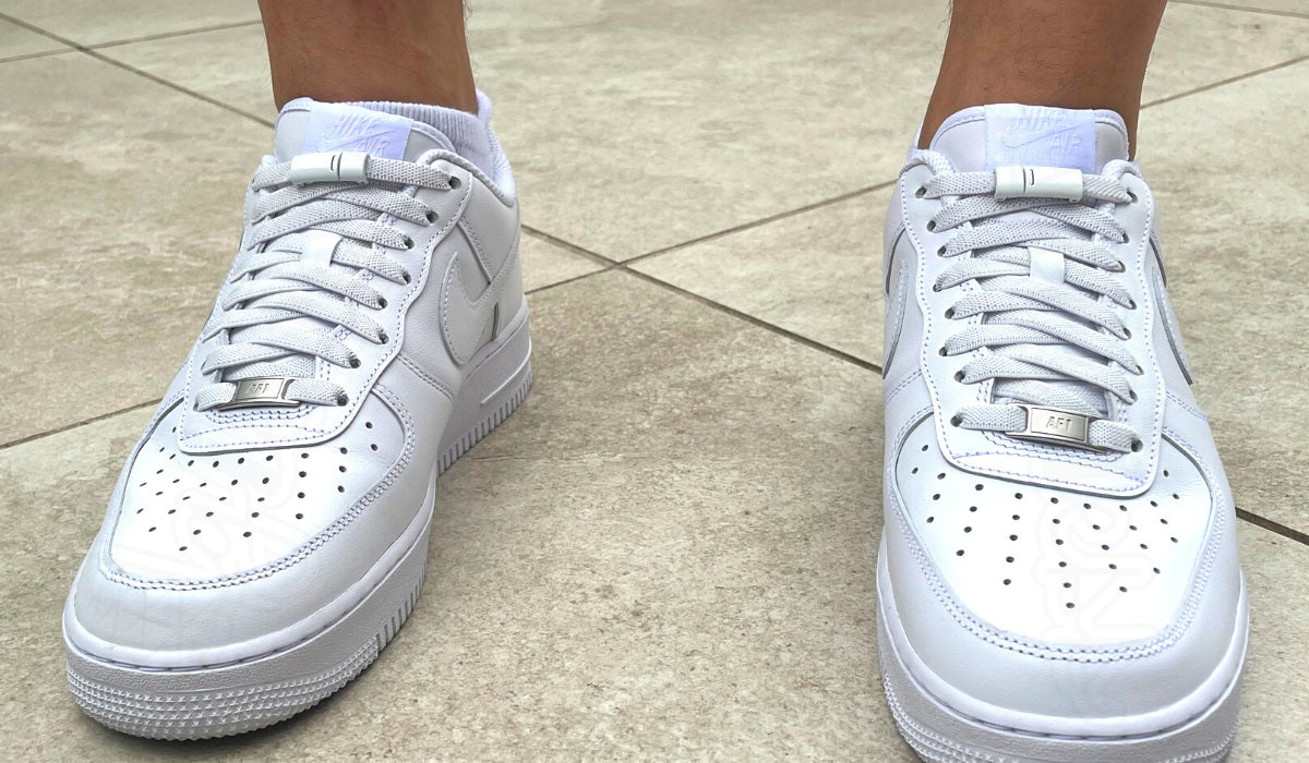 Schoenen_met_elastische_veters_zonder_strikken_op_witte_Nike_airforce_sneakers