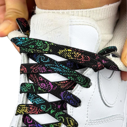 Elastische veters onzichtbaar strikken paisley 9mm onzichtbare clipjes zwart kleurig detailfoto van hoe de sluiting werkt