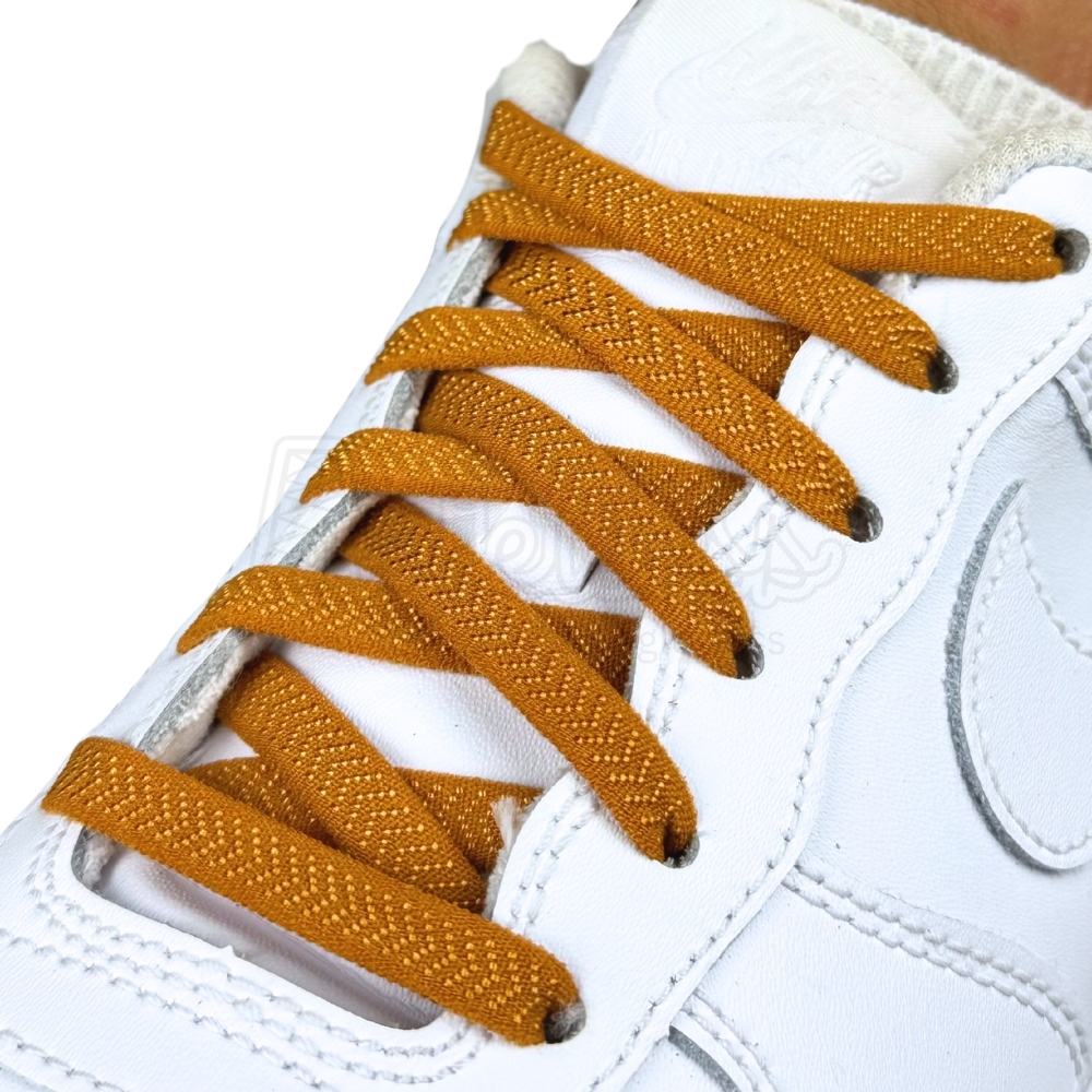 Elastische veters onzichtbaar strikken plat 8mm onzichtbare clipjes bruin geregen in witte Nike Air Force 1