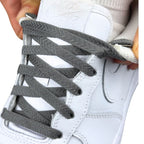 Elastische veters onzichtbaar strikken plat 8mm onzichtbare clipjes donkergrijs detailfoto van hoe de sluiting werkt