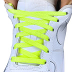 Elastische veters onzichtbaar strikken plat 8mm onzichtbare clipjes fluorescerend groen met stretch uitgerekt