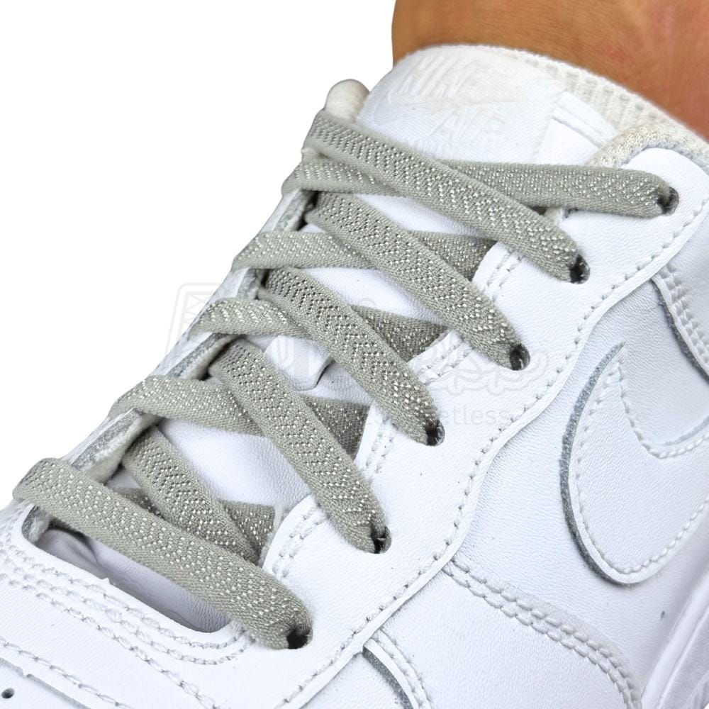Elastische veters onzichtbaar strikken plat 8mm onzichtbare clipjes grijs geregen in witte Nike Air Force 1