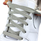 Elastische veters onzichtbaar strikken plat 8mm onzichtbare clipjes grijs detailfoto van hoe de sluiting werkt