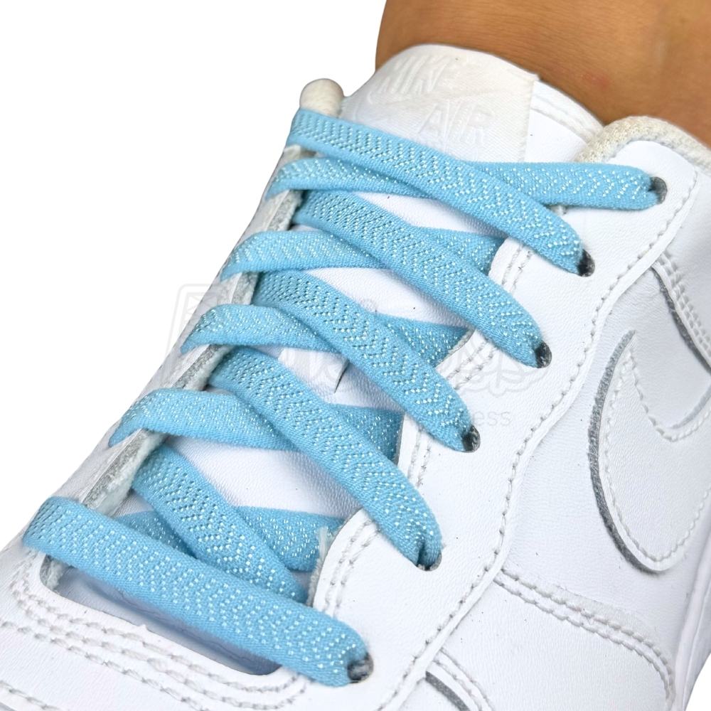 Elastische veters onzichtbaar strikken plat 8mm onzichtbare clipjes lichtblauw geregen in witte Nike Air Force 1