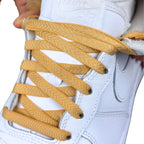 Elastische veters onzichtbaar strikken plat 8mm onzichtbare clipjes lichtbruin detailfoto van hoe de sluiting werkt