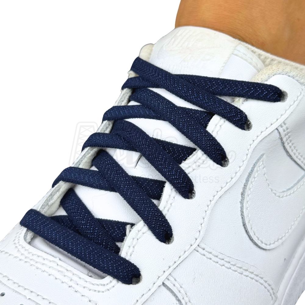 Elastische veters onzichtbaar strikken plat 8mm onzichtbare clipjes marineblauw geregen in witte Nike Air Force 1