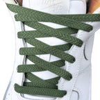 Elastische veters onzichtbaar strikken plat 8mm onzichtbare clipjes mosgroen met stretch uitgerekt