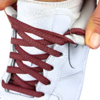 Elastische veters onzichtbaar strikken plat 8mm onzichtbare clipjes wijnrood detailfoto van hoe de sluiting werkt