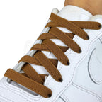 Elastische veters onzichtbaar strikken plat 9mm onzichtbare clipjes bruin geregen in witte Nike Air Force 1