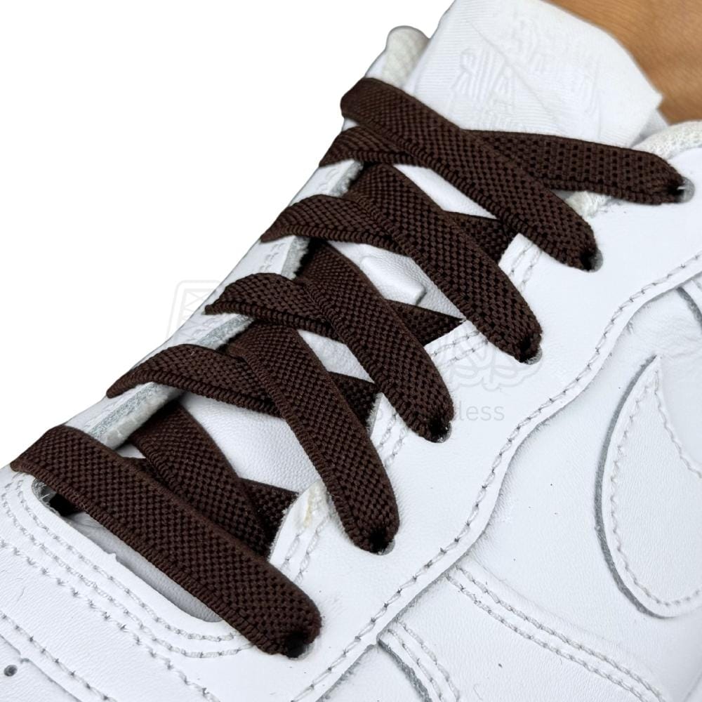 Elastische veters onzichtbaar strikken plat 9mm onzichtbare clipjes donkerbruin geregen in witte Nike Air Force 1