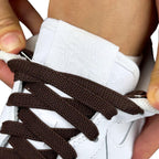 Elastische veters onzichtbaar strikken plat 9mm onzichtbare clipjes donkerbruin detailfoto van hoe de sluiting werkt