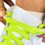 Elastische veters onzichtbaar strikken plat 9mm onzichtbare clipjes fluorescerend groen detailfoto van hoe de sluiting werkt