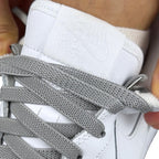 Elastische veters onzichtbaar strikken plat 9mm onzichtbare clipjes grijs detailfoto van hoe de sluiting werkt