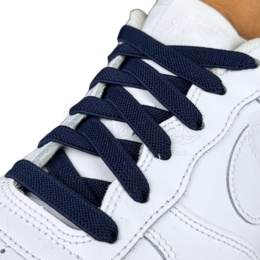Elastische veters onzichtbaar strikken plat 9mm onzichtbare clipjes marineblauw geregen in witte Nike Air Force 1