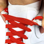 Elastische veters onzichtbaar strikken plat 9mm onzichtbare clipjes rood detailfoto van hoe de sluiting werkt