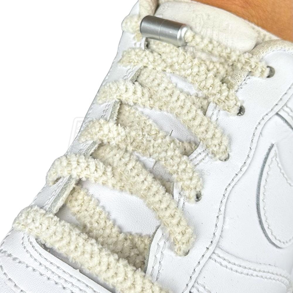Elastische veters zonder strikken fluffy 7mm capsule sluiting beige geregen in witte Nike Air Force 1