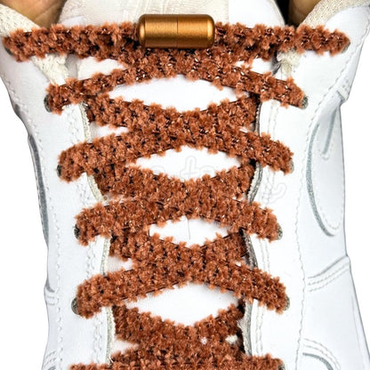 Elastische veters zonder strikken fluffy 7mm capsule sluiting bruin met stretch uitgerekt