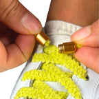 Elastische veters zonder strikken fluffy 7mm capsule sluiting geel detailfoto van hoe de sluiting werkt