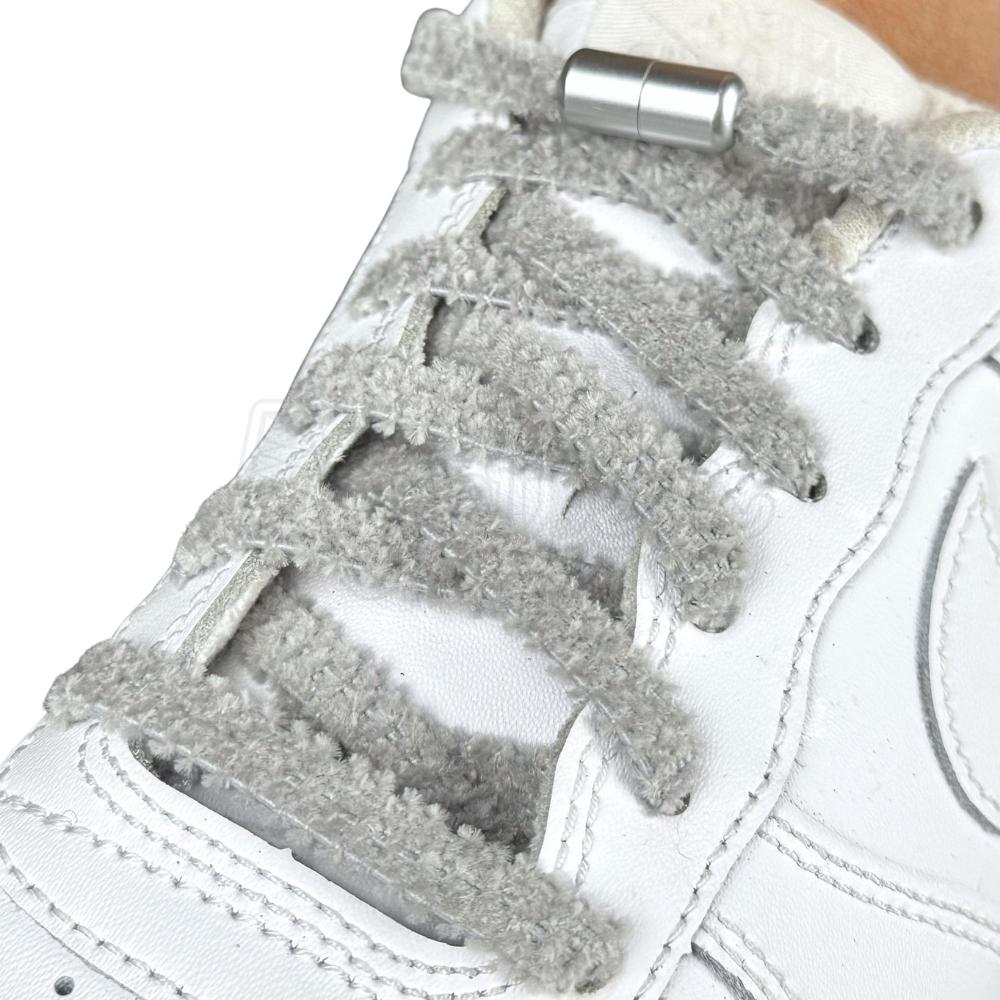 Elastische veters zonder strikken fluffy 7mm capsule sluiting grijs geregen in witte Nike Air Force 1
