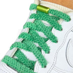 Elastische veters zonder strikken fluffy 7mm capsule sluiting groen geregen in witte Nike Air Force 1