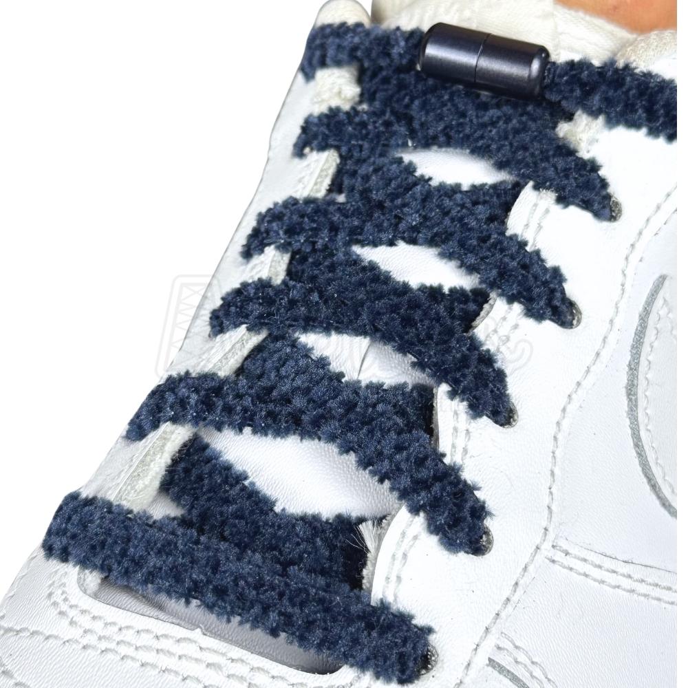 Elastische veters zonder strikken fluffy 7mm capsule sluiting marineblauw geregen in witte Nike Air Force 1