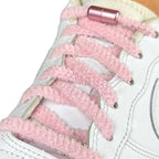 Elastische veters zonder strikken fluffy 7mm capsule sluiting roze geregen in witte Nike Air Force 1