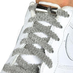 Elastische veters zonder strikken fluffy 7mm magnetische sluiting donkergrijs geregen in witte Nike Air Force 1