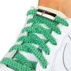 Elastische veters zonder strikken fluffy 7mm magnetische sluiting groen geregen in witte Nike Air Force 1