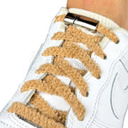 Elastische veters zonder strikken fluffy 7mm magnetische sluiting lichtbruin geregen in witte Nike Air Force 1