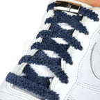 Elastische veters zonder strikken fluffy 7mm magnetische sluiting marineblauw geregen in witte Nike Air Force 1