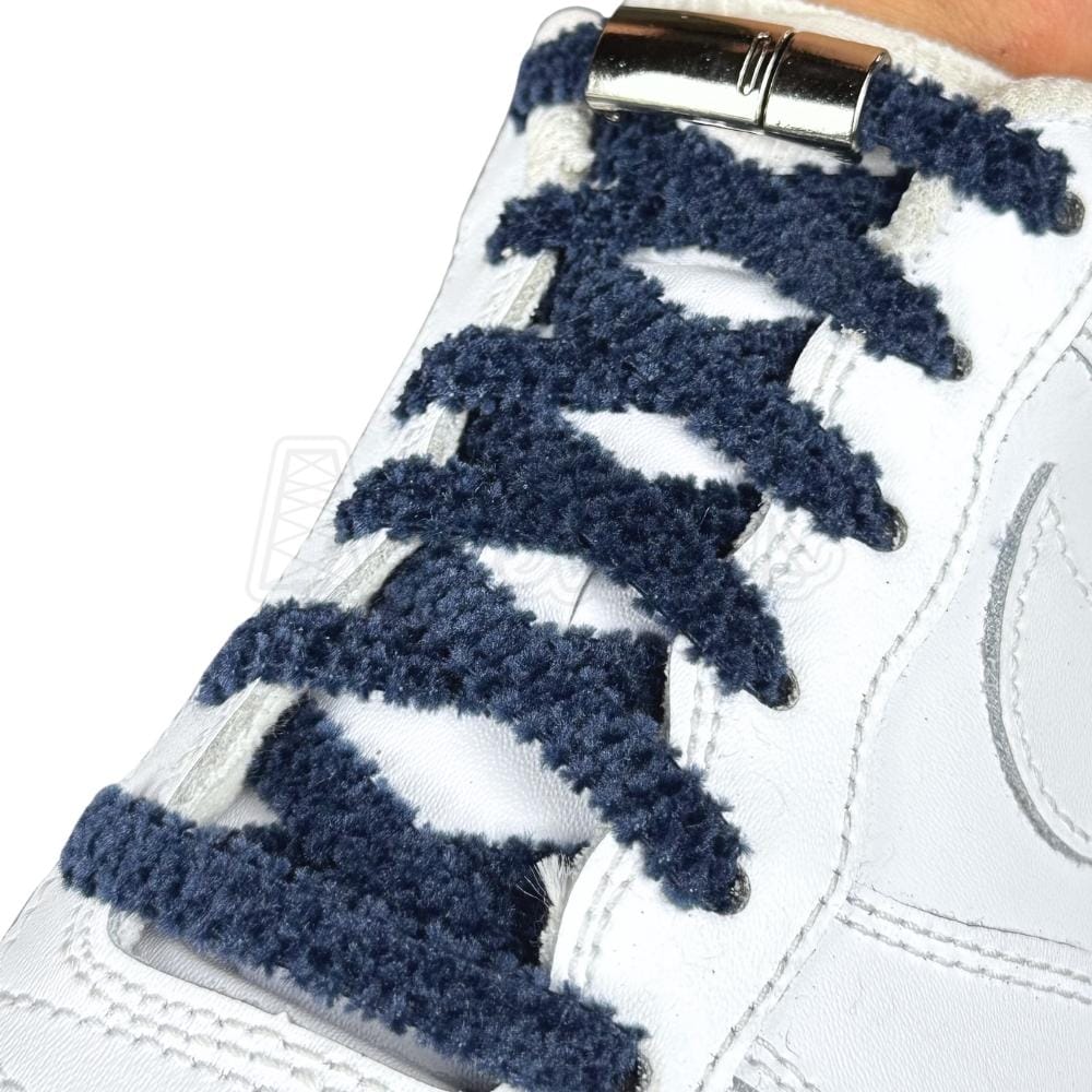 Elastische veters zonder strikken fluffy 7mm magnetische sluiting marineblauw geregen in witte Nike Air Force 1
