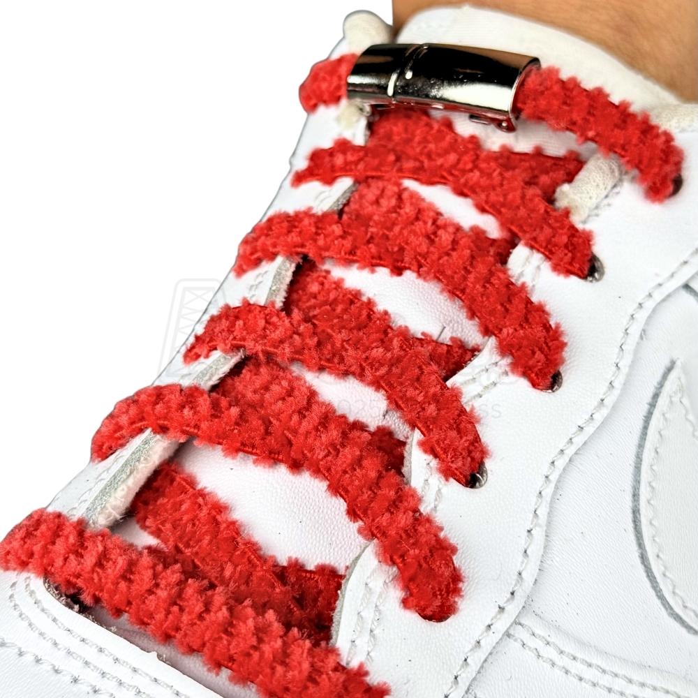 Elastische veters zonder strikken fluffy 7mm magnetische sluiting rood geregen in witte Nike Air Force 1