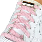 Elastische veters zonder strikken fluffy 7mm magnetische sluiting roze geregen in witte Nike Air Force 1