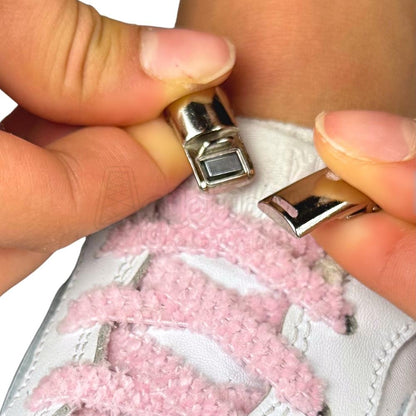 Elastische veters zonder strikken fluffy 7mm magnetische sluiting roze detailfoto van hoe de sluiting werkt