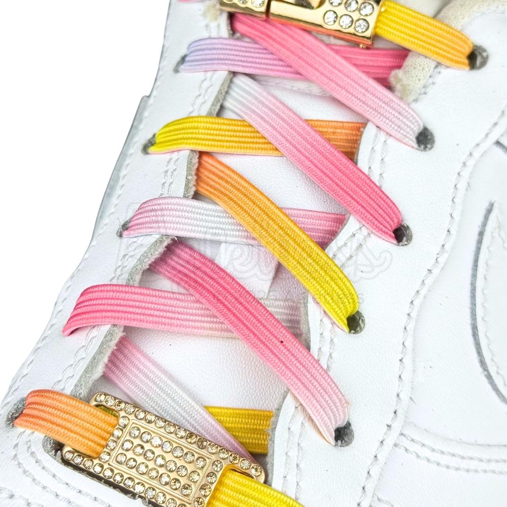 Elastische veters zonder strikken bling bling 6mm haak sluiting roze regenboog geregen in witte Nike Air Force 1