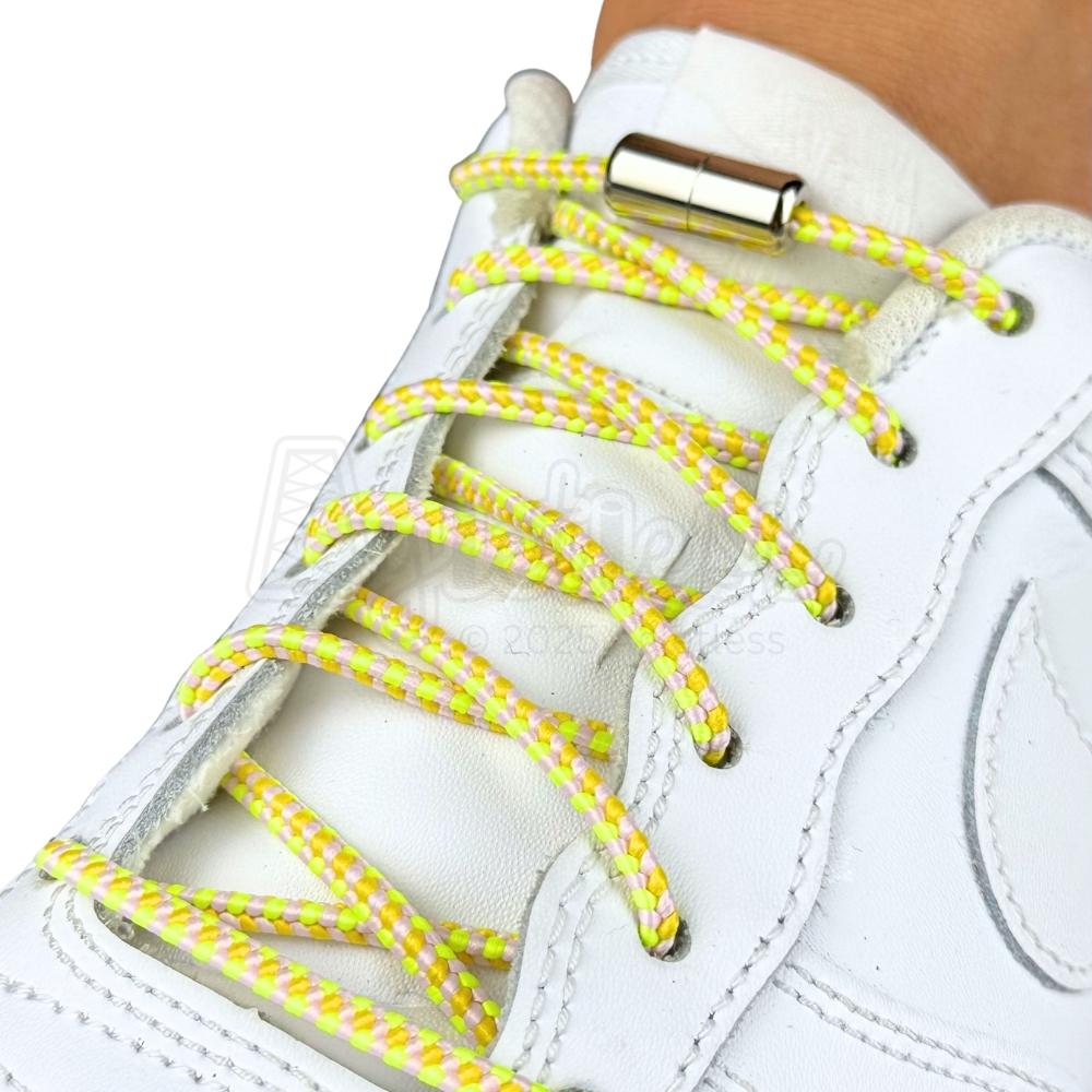 Elastische veters zonder strikken driehoek 3mm capsule sluiting wit geel fluorescerend groen geregen in witte Nike Air Force 1
