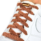 Elastische veters zonder strikken fluffy 7mm capsule sluiting bruin geregen in witte Nike Air Force 1