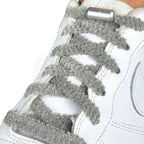 Elastische veters zonder strikken fluffy 7mm capsule sluiting donkergrijs geregen in witte Nike Air Force 1