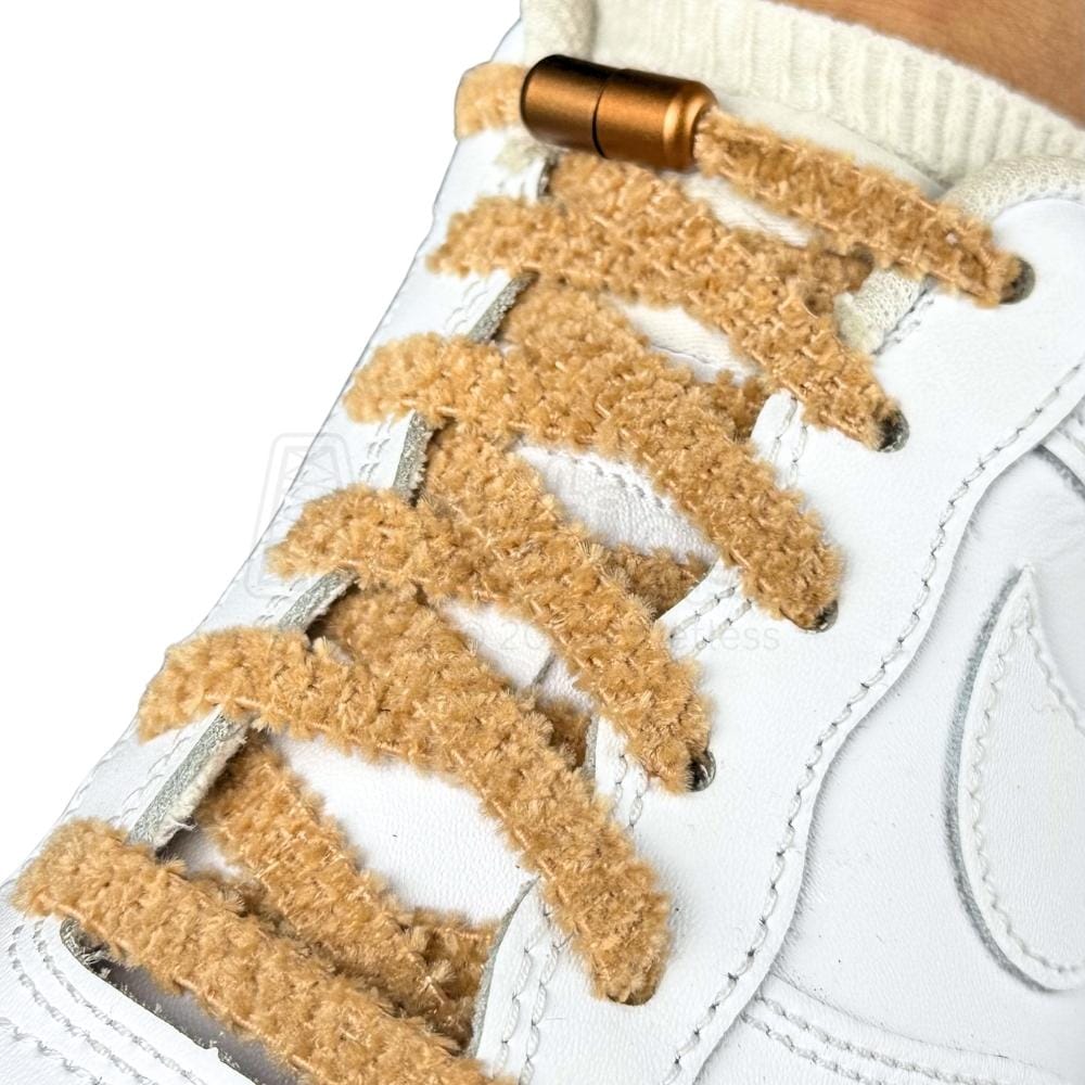 Elastische veters zonder strikken fluffy 7mm capsule sluiting lichtbruin geregen in witte Nike Air Force 1