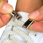 Elastische veters zonder strikken fluffy 7mm magnetische sluiting beige detailfoto van hoe de sluiting werkt