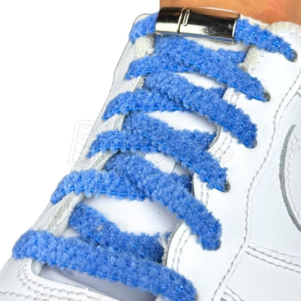 Elastische veters zonder strikken fluffy 7mm magnetische sluiting blauw geregen in witte Nike Air Force 1