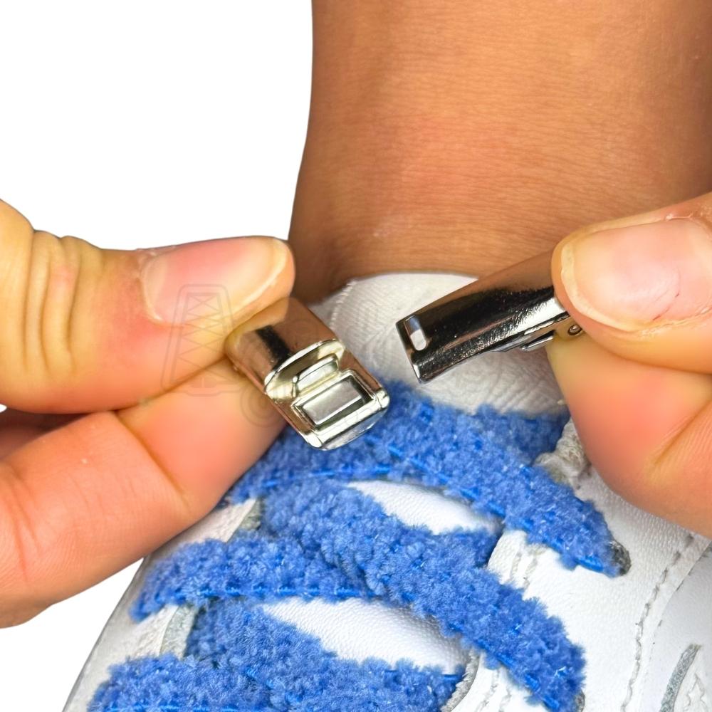 Elastische veters zonder strikken fluffy 7mm magnetische sluiting blauw detailfoto van hoe de sluiting werkt