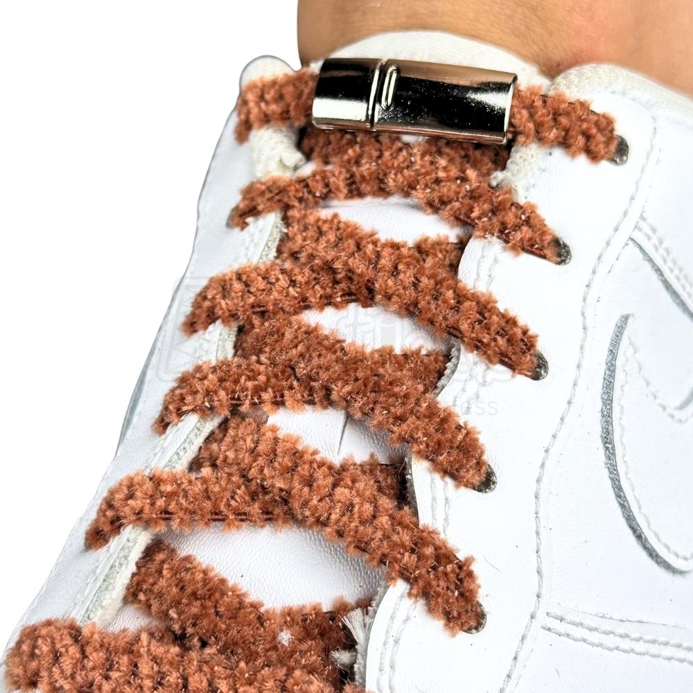 Elastische veters zonder strikken fluffy 7mm magnetische sluiting bruin geregen in witte Nike Air Force 1