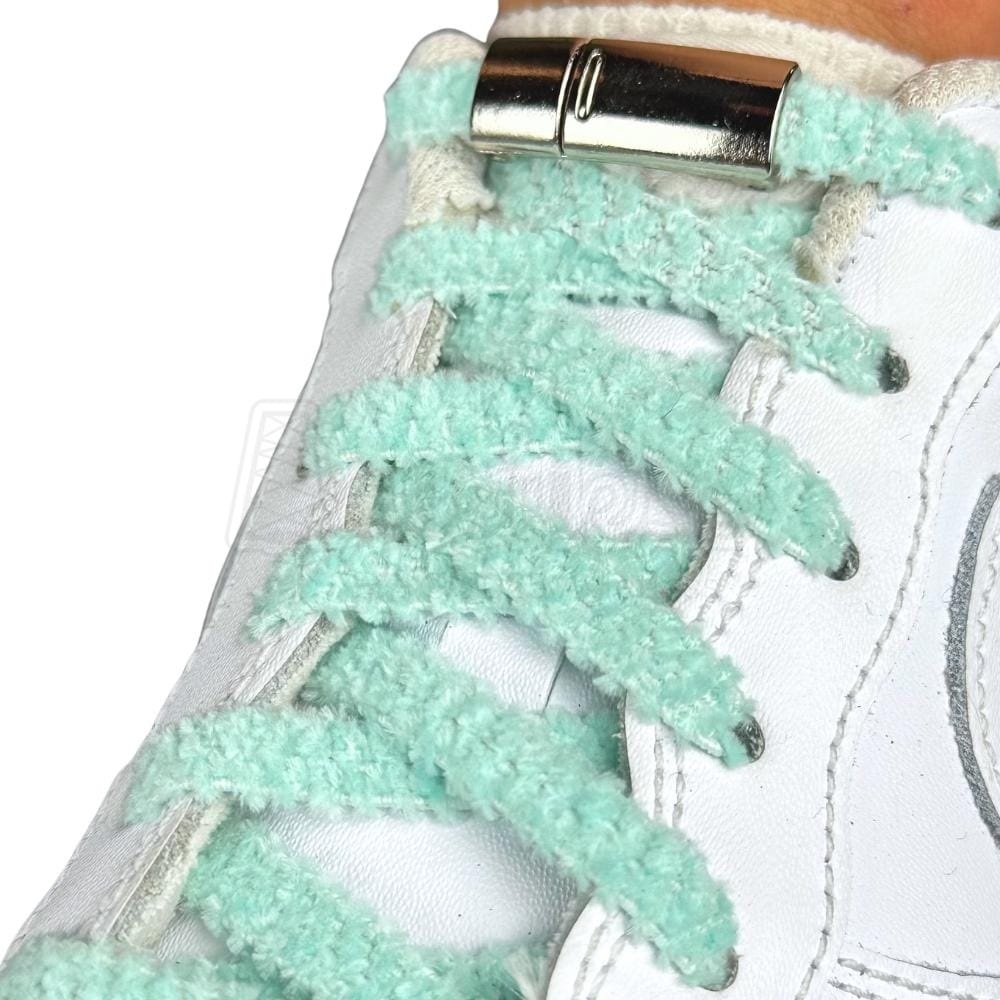 Elastische veters zonder strikken fluffy 7mm magnetische sluiting hemelsblauw geregen in witte Nike Air Force 1