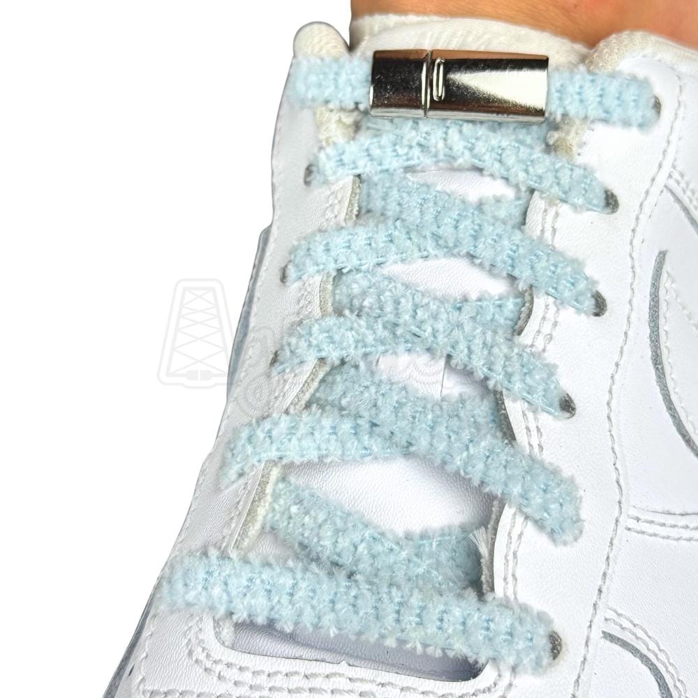 Elastische veters zonder strikken fluffy 7mm magnetische sluiting lichtblauw geregen in witte Nike Air Force 1