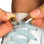 Elastische veters zonder strikken fluffy 7mm magnetische sluiting lichtblauw detailfoto van hoe de sluiting werkt